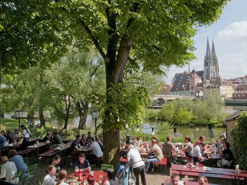 Schloss Weichs Zu Regensburg Mit 2Schlafzimmer Parkplatz Internet 75Qm Zentrum Luaran gambar